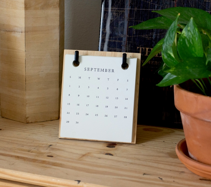 Ausbildung in Vollzeit- oder Teilzeitform (© Foto von Blessing Ri auf Unsplash) Kalenderblatt im Regal