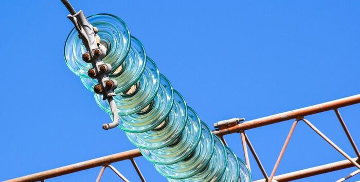 Elektroanlagenmonteur (© https://pixabay.com/de/photos/isolatoren-hochspannung-strom-2370399/) Elektroanlagenmonteur