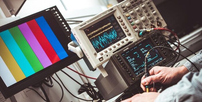 Elektroniker (© https://pixabay.com/de/photos/technologie-elektronik-rechner-1850021/) Elektroniker